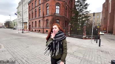 Picha ya umma: msichana mrembo anabanwa kwa ajili ya iPhone na anashikwa na kitumbua chake. CleoModel